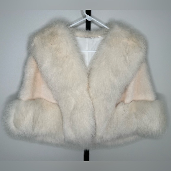 Jackets & Blazers - White Fur Shawl - Elegant and Luxurious Accessory for Any Occasion